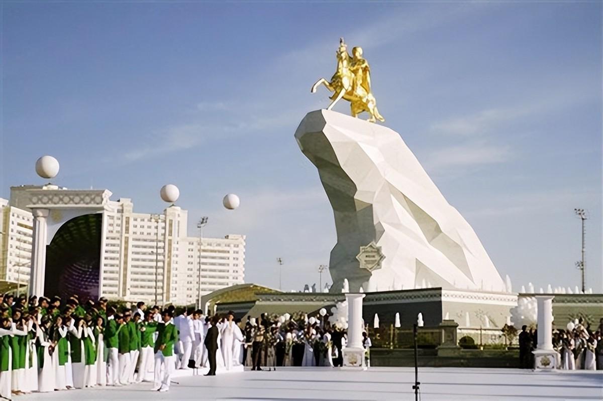 亚洲唯一中立国，水电免费汽油仅一毛，这个国家为何能闷声发大财