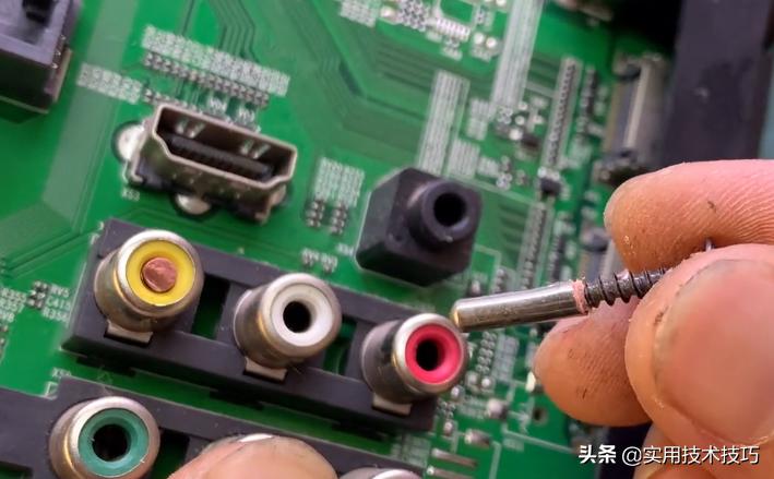 电视机数据线断插孔里怎么取出,电视机av线断在插孔里了怎么办