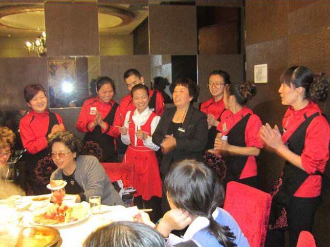 一个女孩从服务员到月入2万,从一个服务员到现在身价百万的她