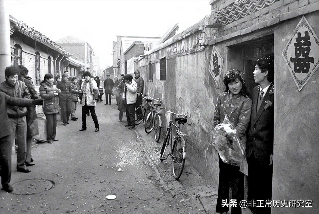 老照片：80年代的北京生活风貌，火车上供应茅台，牛肉一块八一斤