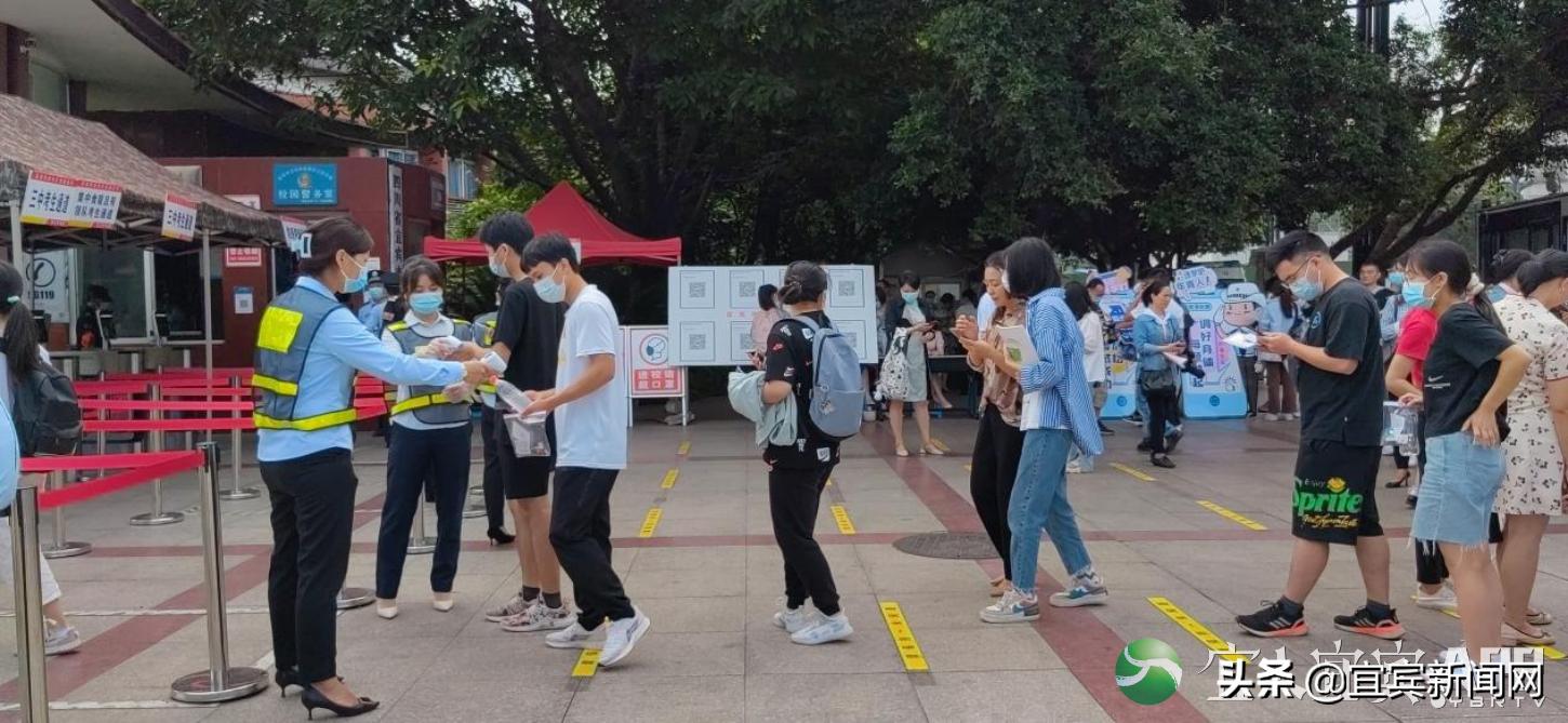 高考考场外学科老师陪考感人,直击2023高考现场考生进入考场