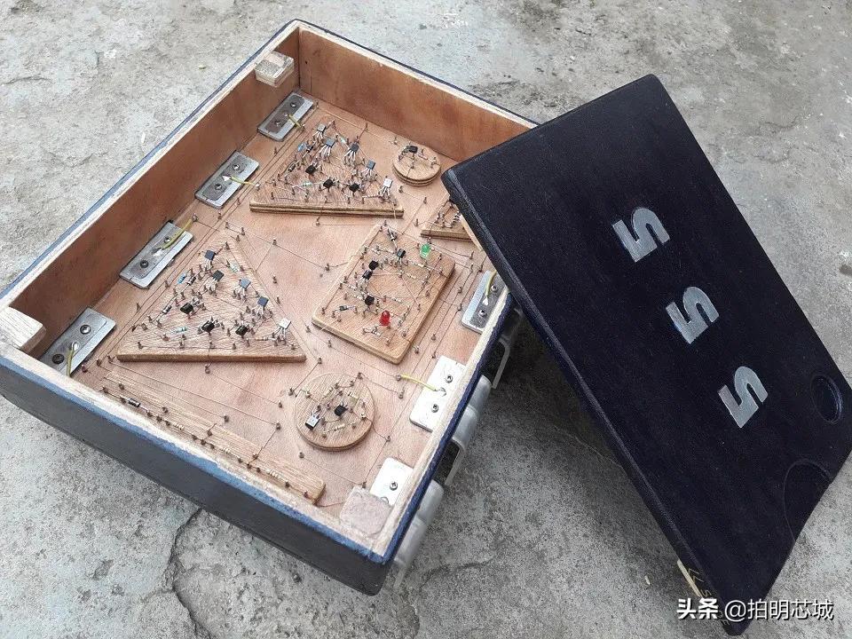 555芯片定时器工作原理,555定时器构成单稳态触发器