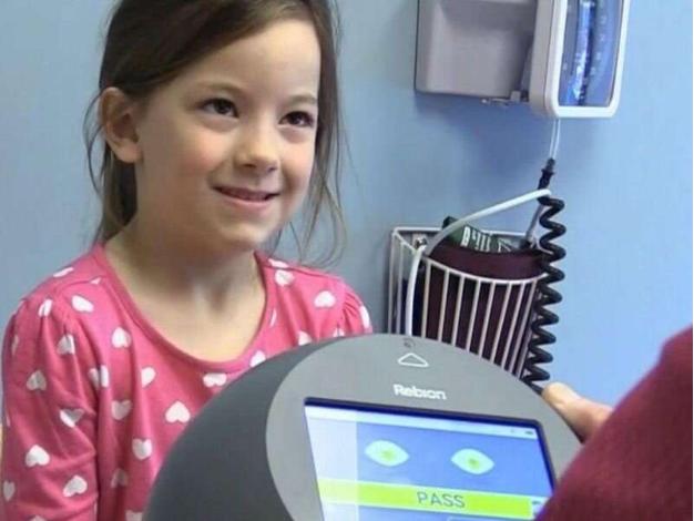 仅需28秒新型手持式视力筛查设备可帮助医生早发现儿童“懒惰眼”