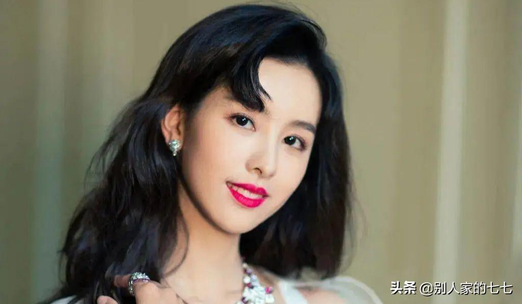 女人一旦动了情，会向你发出这四个“信号”