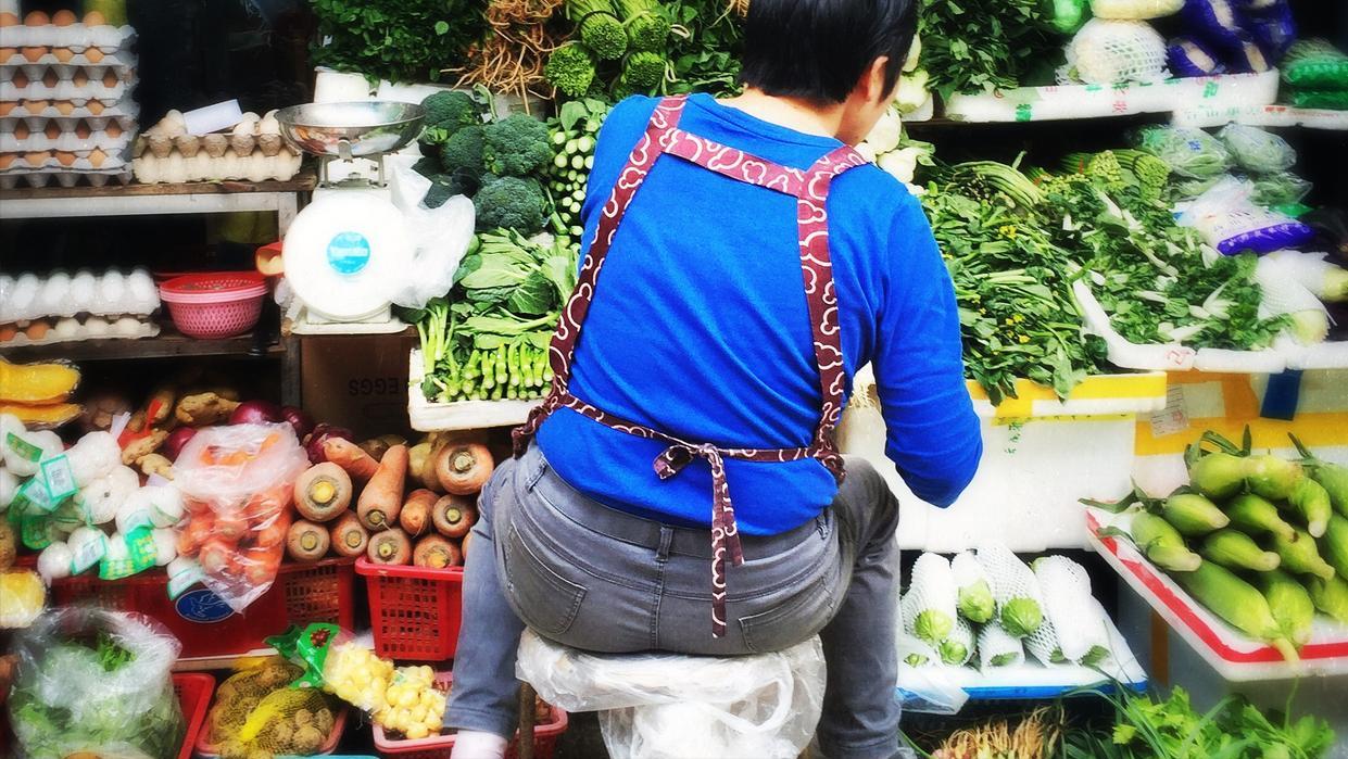 女子卖西瓜缺斤少两被学生发现,买西瓜缺斤店家说去告