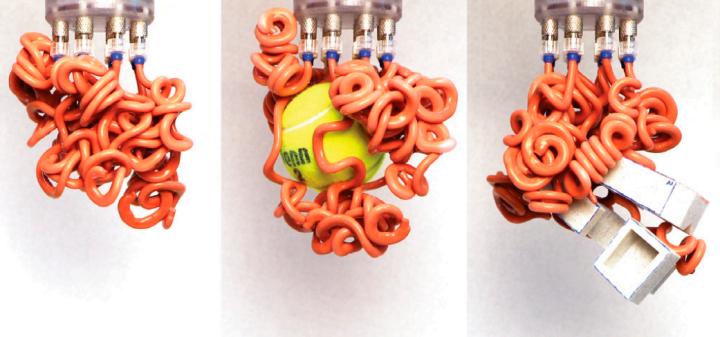 连机器人也“卷”起来了,还卷成了飞天面条怪的模样