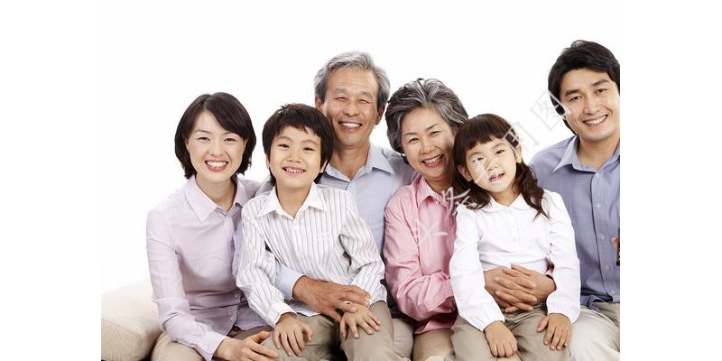 女儿18岁，每月零用金2000，却为了邻居的儿子与我争执