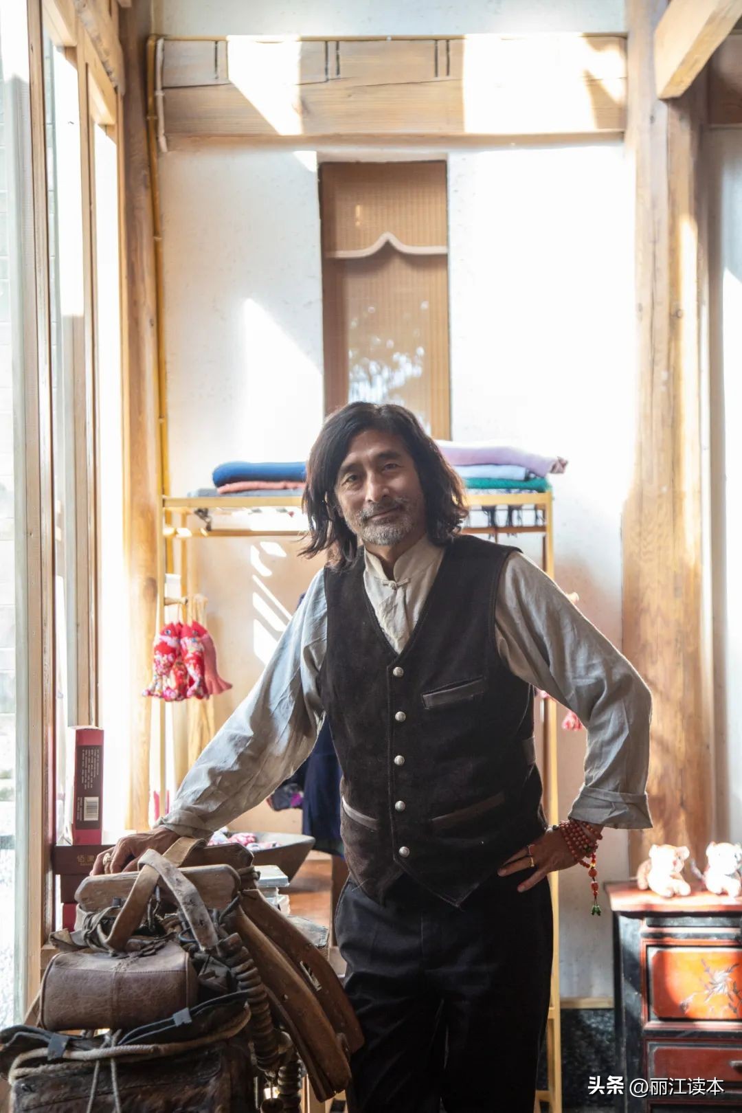 他17岁上小学，中专学历留学欧美，奋斗多年成为香格里拉传奇人物