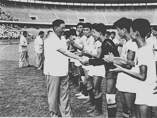 1960年中国足球开始走下坡路，贺龙下令解散国足：到部队整顿作风