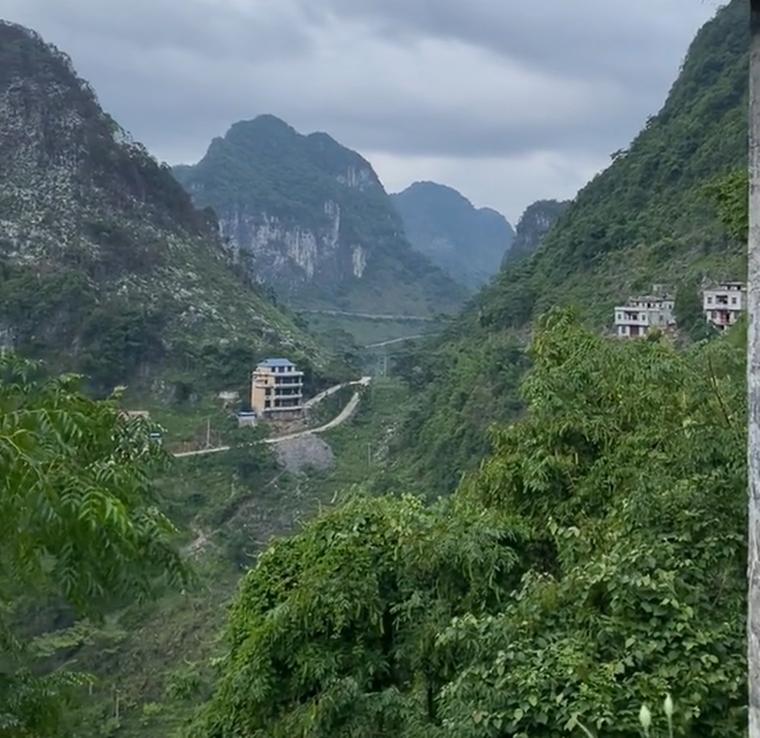 女孩嫁广西翻山越岭,广西一女生出嫁需翻山越岭走山路