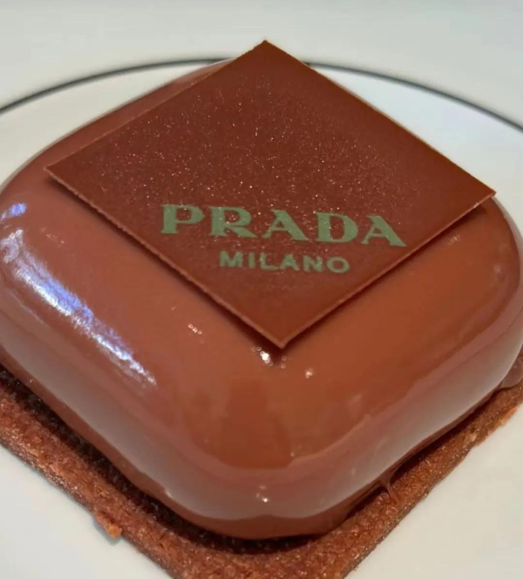 贝家小七12岁了！在Prada庆生得万元名牌包，打扮成熟是女版小贝