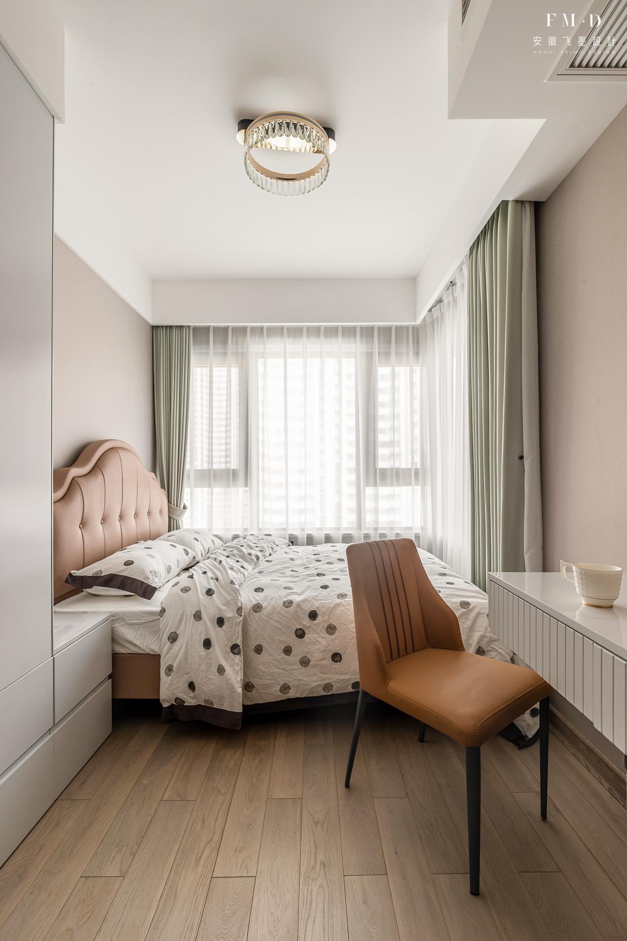 客厅开间2.5米适不适合做满墙,开间宽3.7米满墙做柜子压抑吗