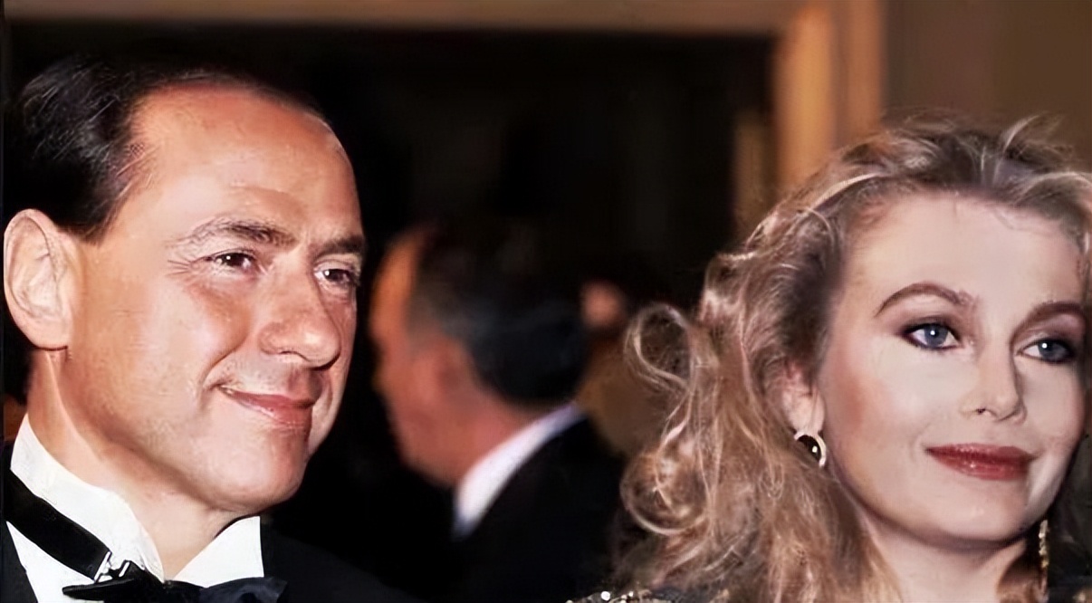 贝卢斯科尼的传奇人生,贝卢斯科尼飞机撩妹段子