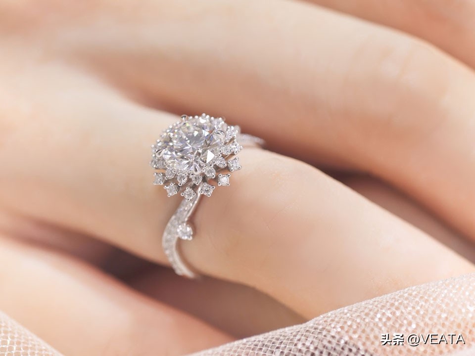 为了救人，这颗钻石被卖三次，特殊切工别具一格