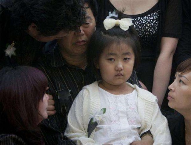 邢丹葬礼与老公丛飞合葬,深圳玫瑰丛飞邢丹怎么死的