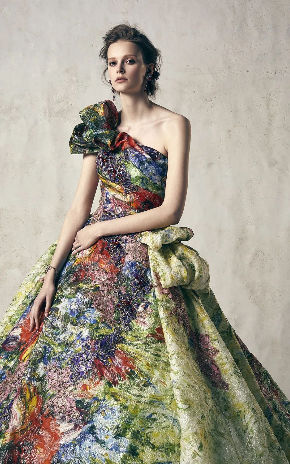 亚洲婚纱女王杀进内娱，女星们集体坐不住了