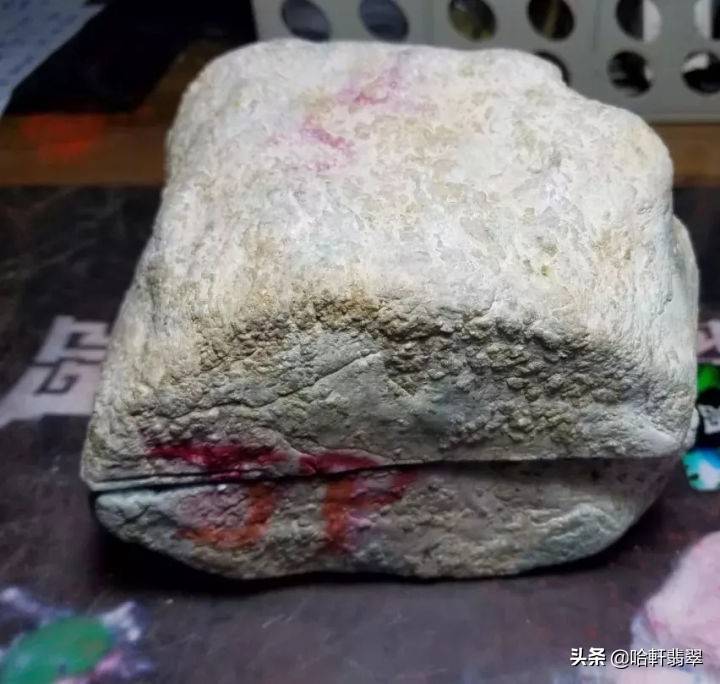 赌石暴涨的帝王绿料子,大涨的黑皮壳翡翠大原石