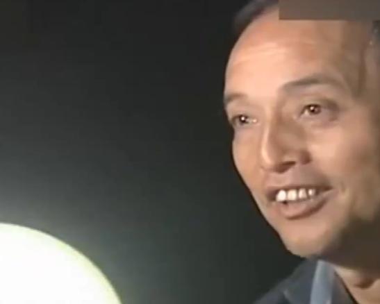 小伙捡到一块长满“金子”的石头,男子散步捡到会发光的石头给20万