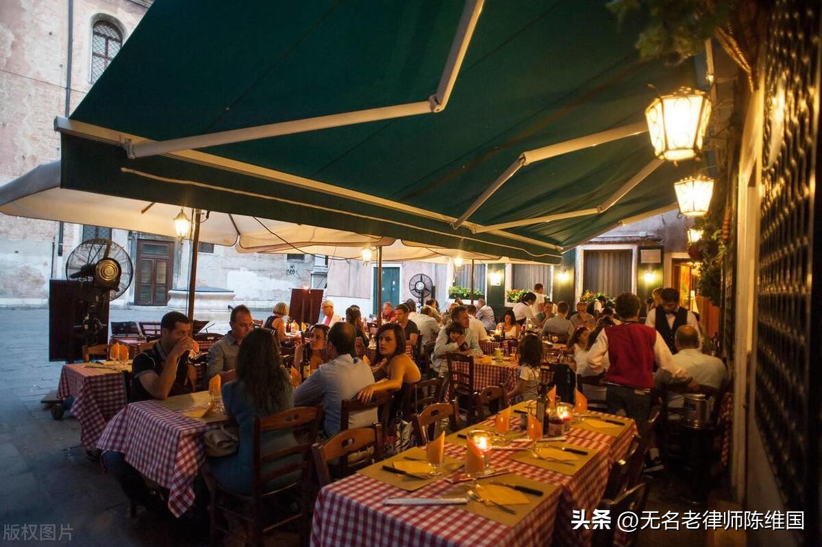 饭店杀熟多收老顾客餐费的维权纠纷