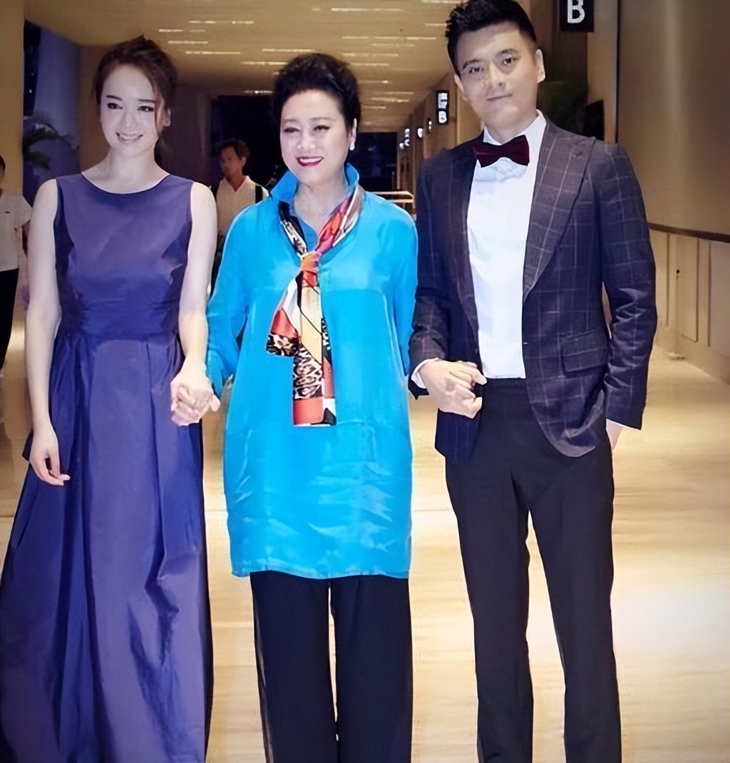 王丽云年轻时穿军装最漂亮的照片,65岁王丽云穿贵妇装