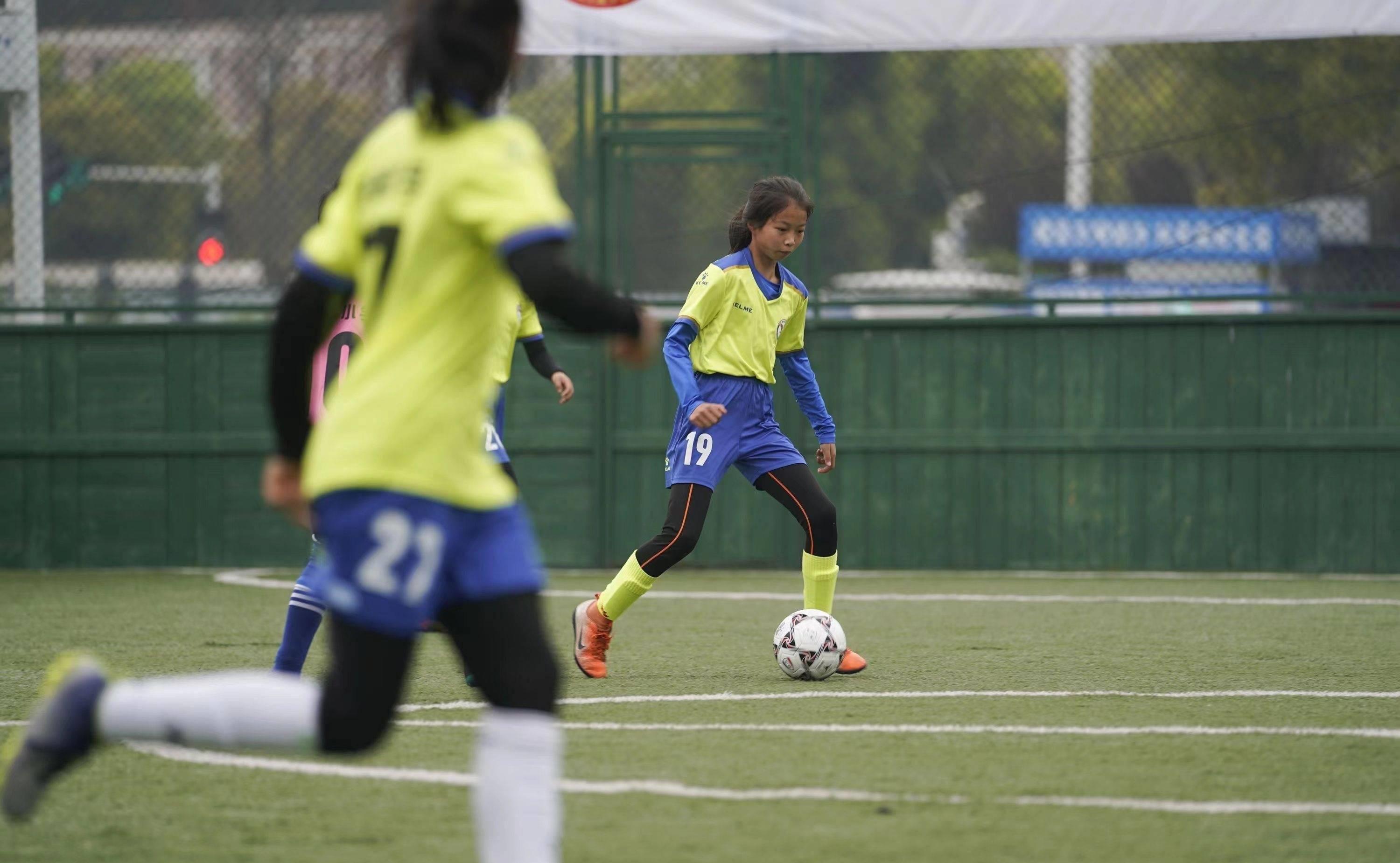 小学足球比赛女子,梅江小学女足足球队