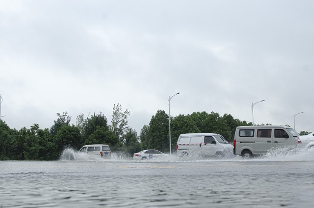 在户外突然遇到暴雨应该怎么办,下雨天遇到积水是什么原因