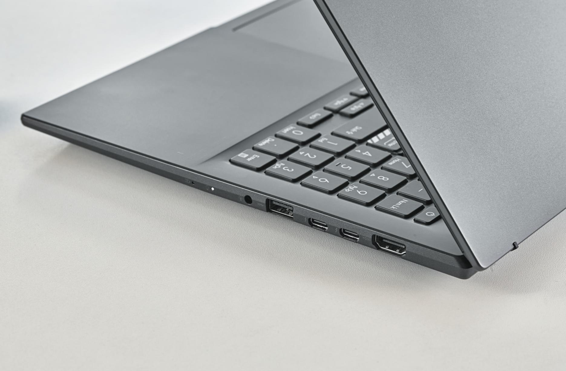 华硕无双oled屏幕和普通屏对比,2k屏幕和lcd哪个好