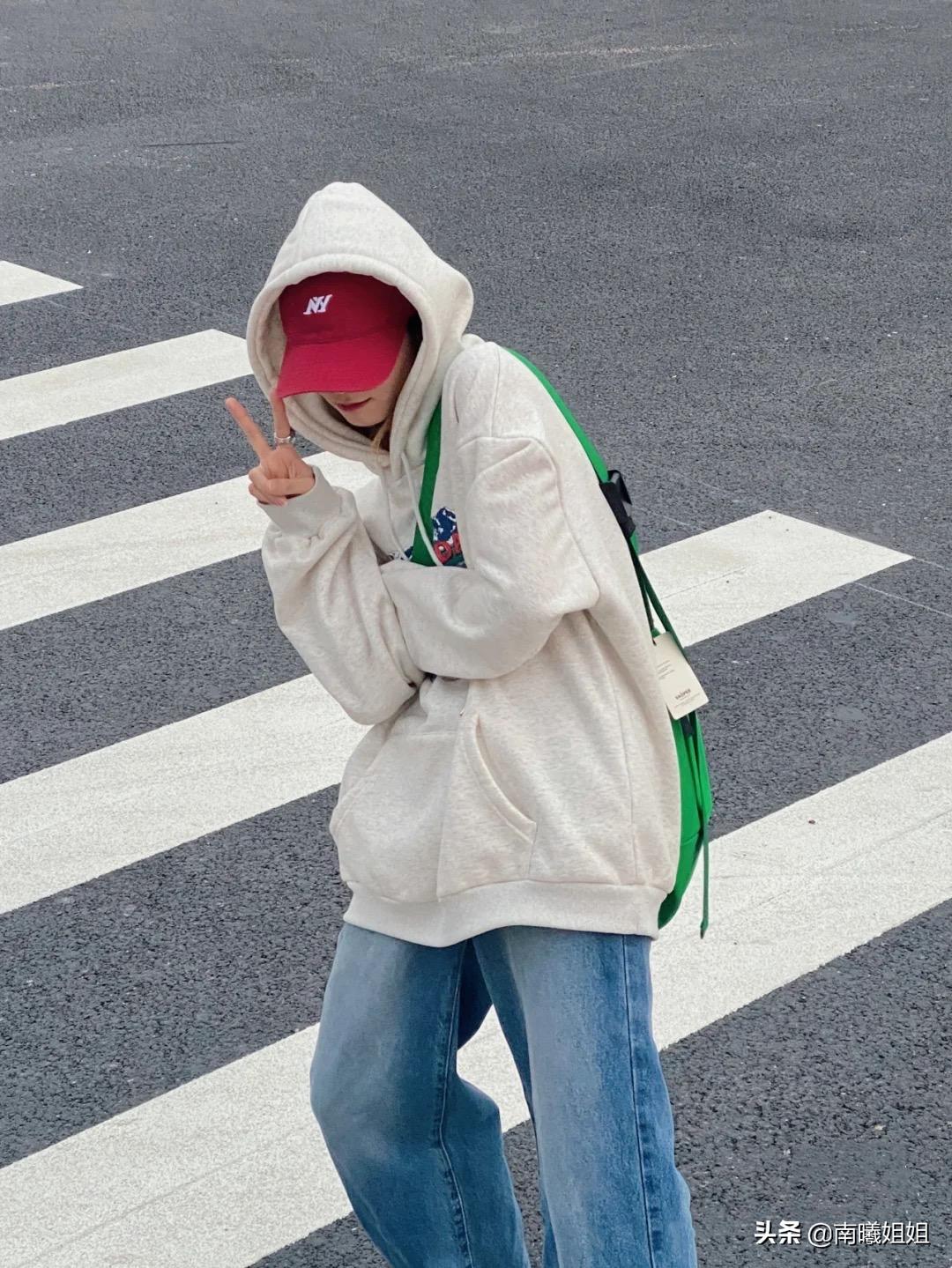 2019年穿卫衣最好看的5种搭配,又到了卫衣配鲨鱼裤的季节了