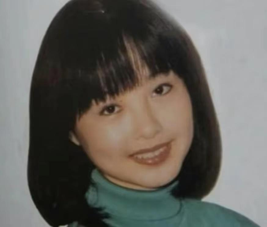 鲁豫瘦的显老态,鲁豫现身机场瘦得像火柴