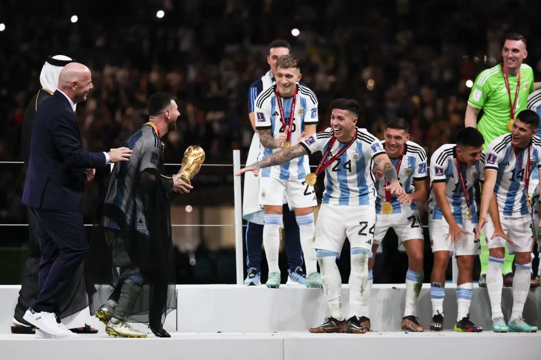 梅西与大力神杯擦肩而过,梅西背后的阿根廷