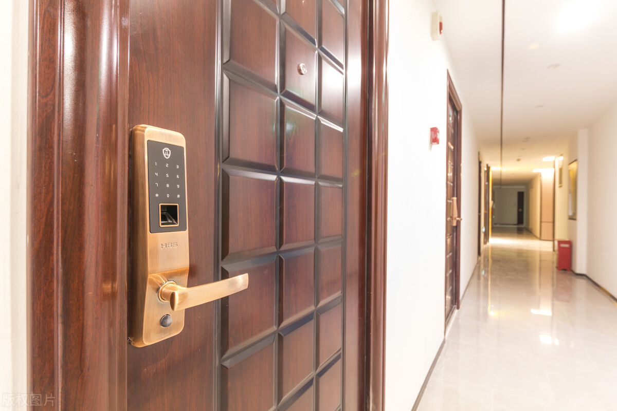 换了2次入户门锁，我终于明白了200元机械锁和3000元智能锁的区别