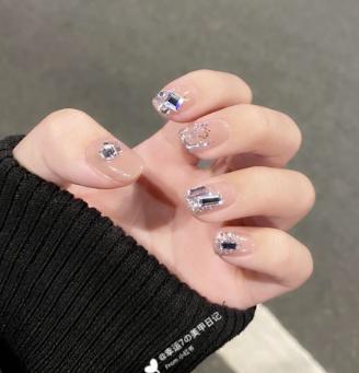 适合新年显白的美甲,新年美甲2022显白纯色