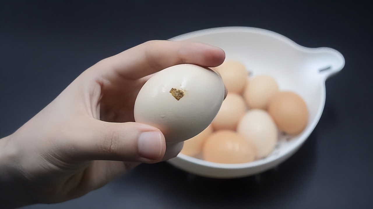 水洗过的鸡蛋吃了对身体有害吗,鸡蛋水洗的危害