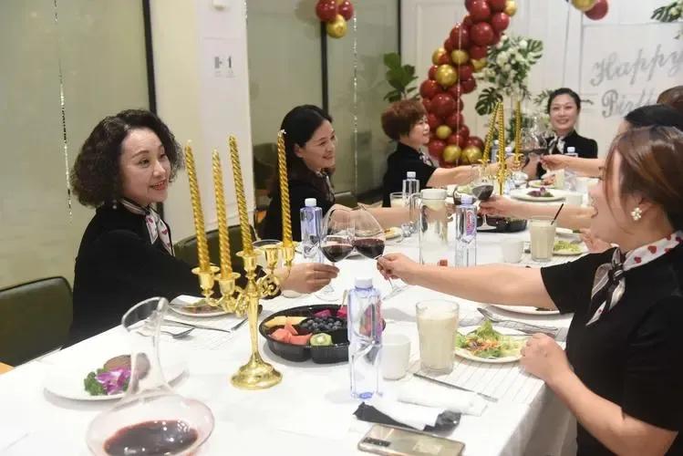 西餐安排座次时应遵循哪些礼仪,西餐礼仪女士们应该从哪一边离座