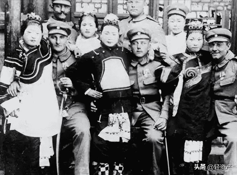 花楼女子媚态撩人，丰乳肥臀，30张真实影像惊艳时光