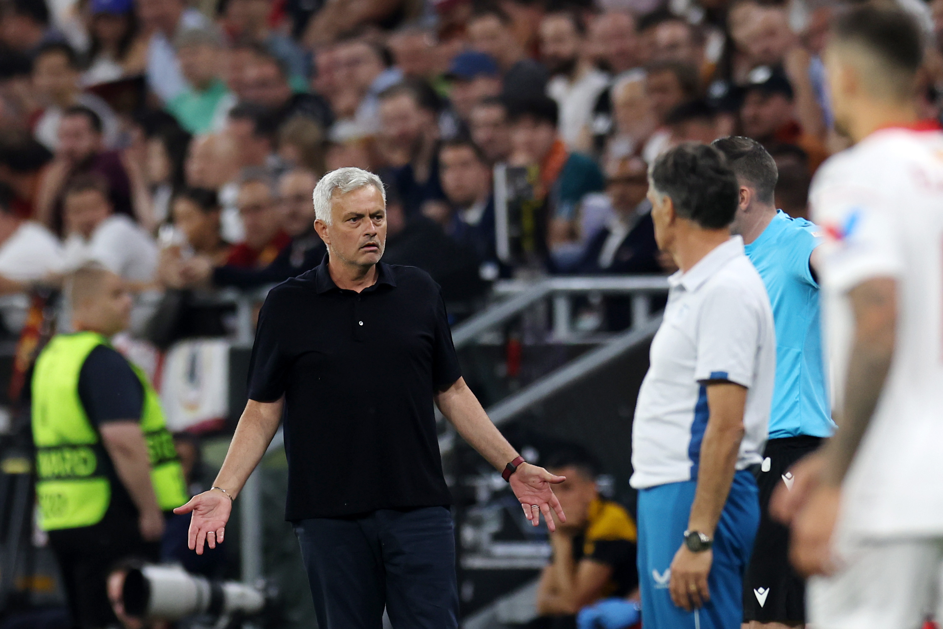 致敬穆帅！施压裁判+单挑对手+2次冷静手势，每1秒都在战斗