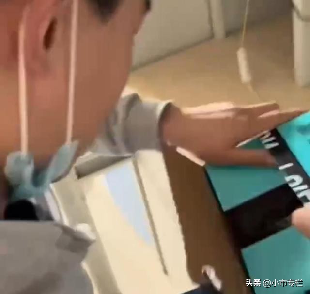 河南：男生吃馒头省钱，给女朋友买口红，网友：妈妈看了该多心疼