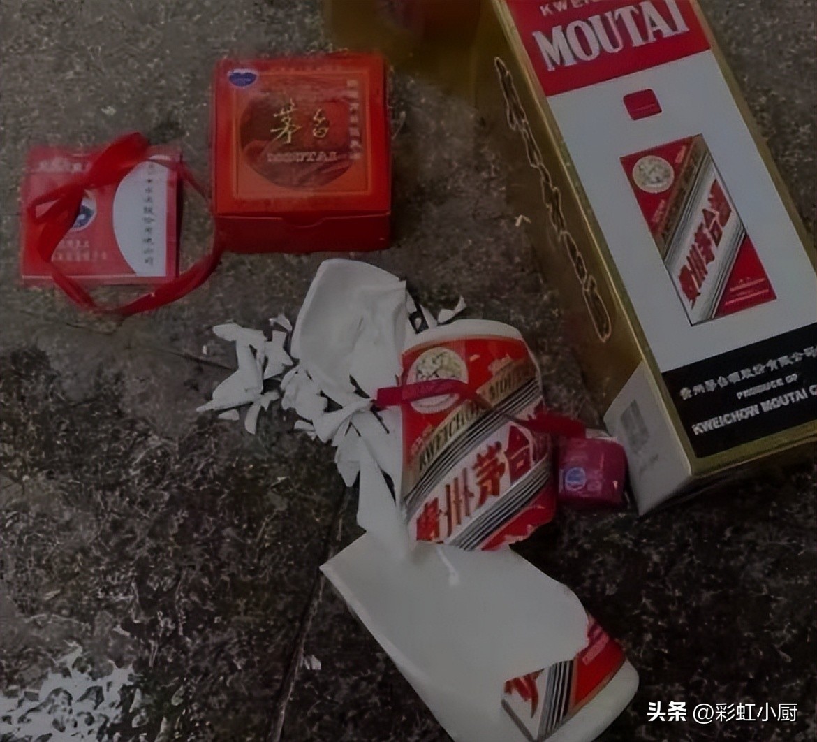 山东一服务员,每月凭着给客人“倒酒”就能挣不少钱,究竟是为啥