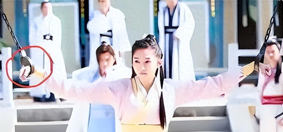 *绑捆**露大胸、台词胡来!这些“*辱侮**”观众的剧情,真把观众当呆子