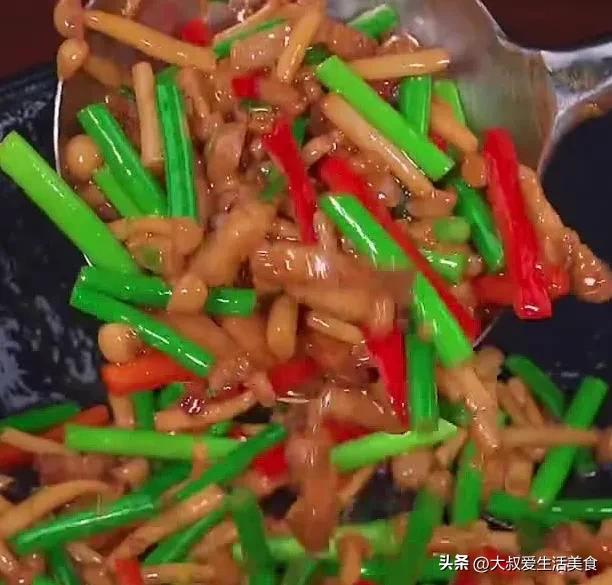 海鲜菇木耳蒜苔胡萝卜炒肉的做法,蒜苔炒海鲜菇的家常做法