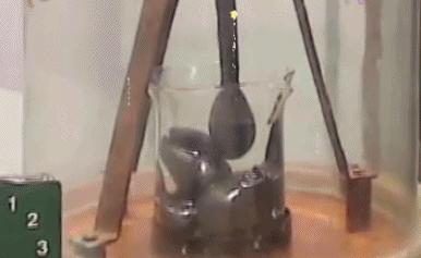 进行了100多年的沥青滴漏实验,沥青滴漏实验滴落瞬间