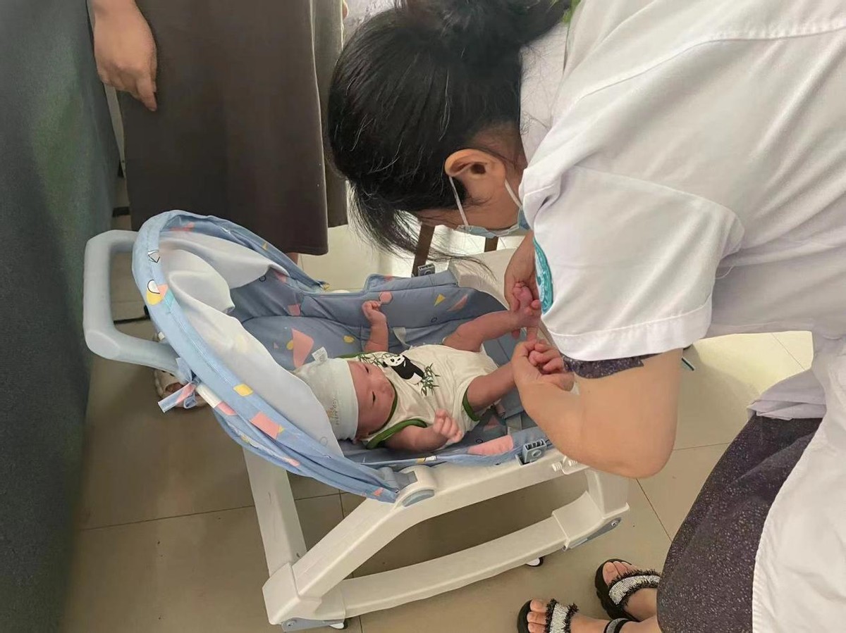 医护人员守护居民健康,绵竹医护工作者