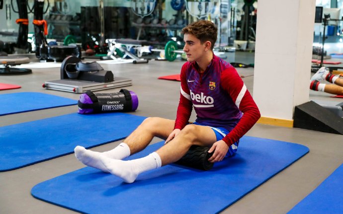 哈维同样错误犯两次，巴萨巨星变“水货”谁之过？新范戴克被乱用