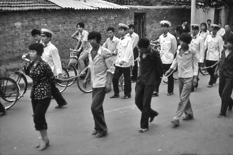 公安部长上交*小平邓**一份报告，邓公看后直言：这根本解决不了问题