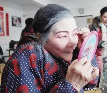 习作身边那些有特点的人300个字,三下习作身边有特点的人思路