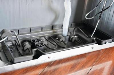 冰箱用了十多年了现在结冰厉害,冰箱后面有臭味储水盒怎么拿下来