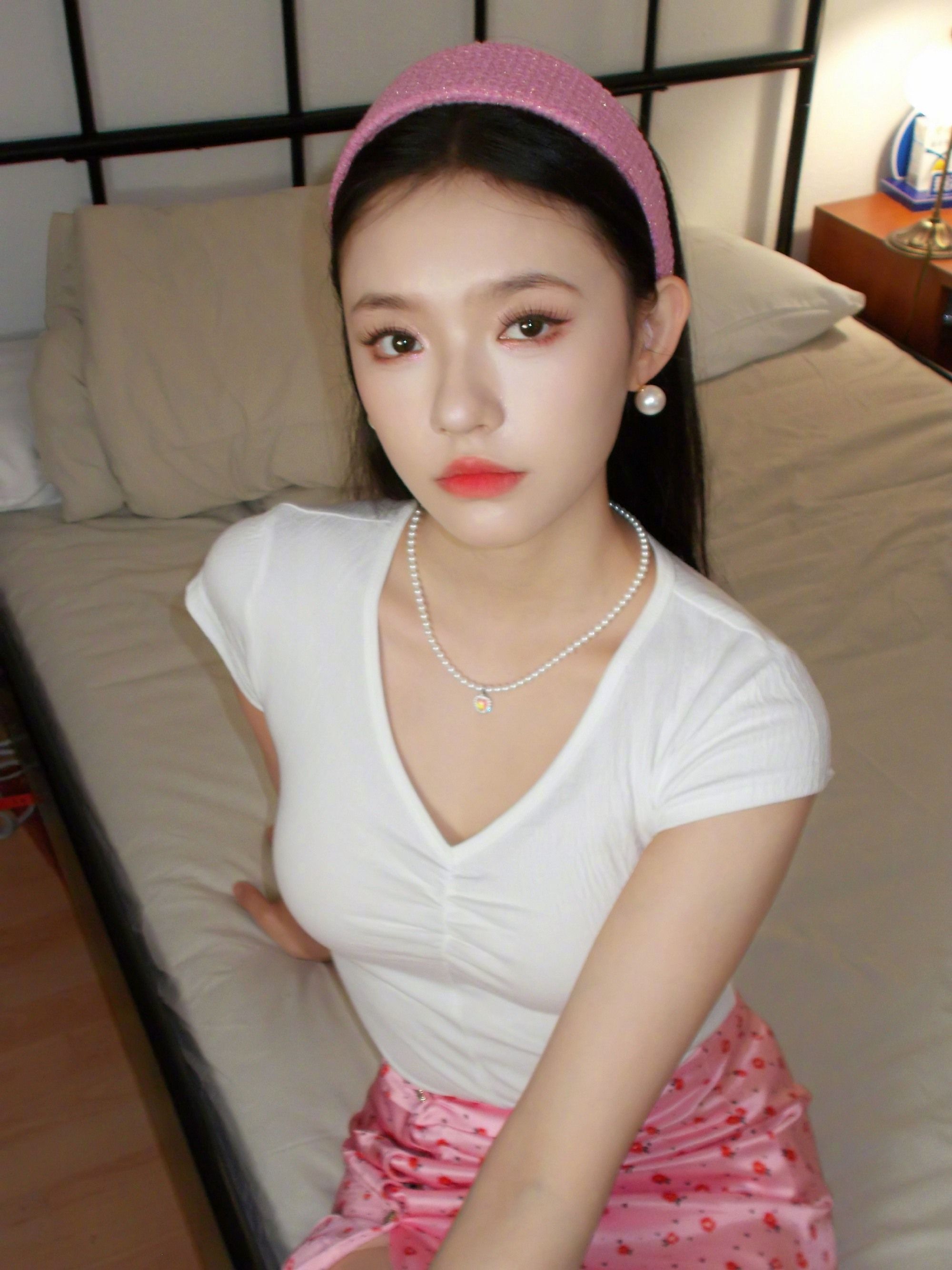 林允冠军体恤,林允白色裙子视频