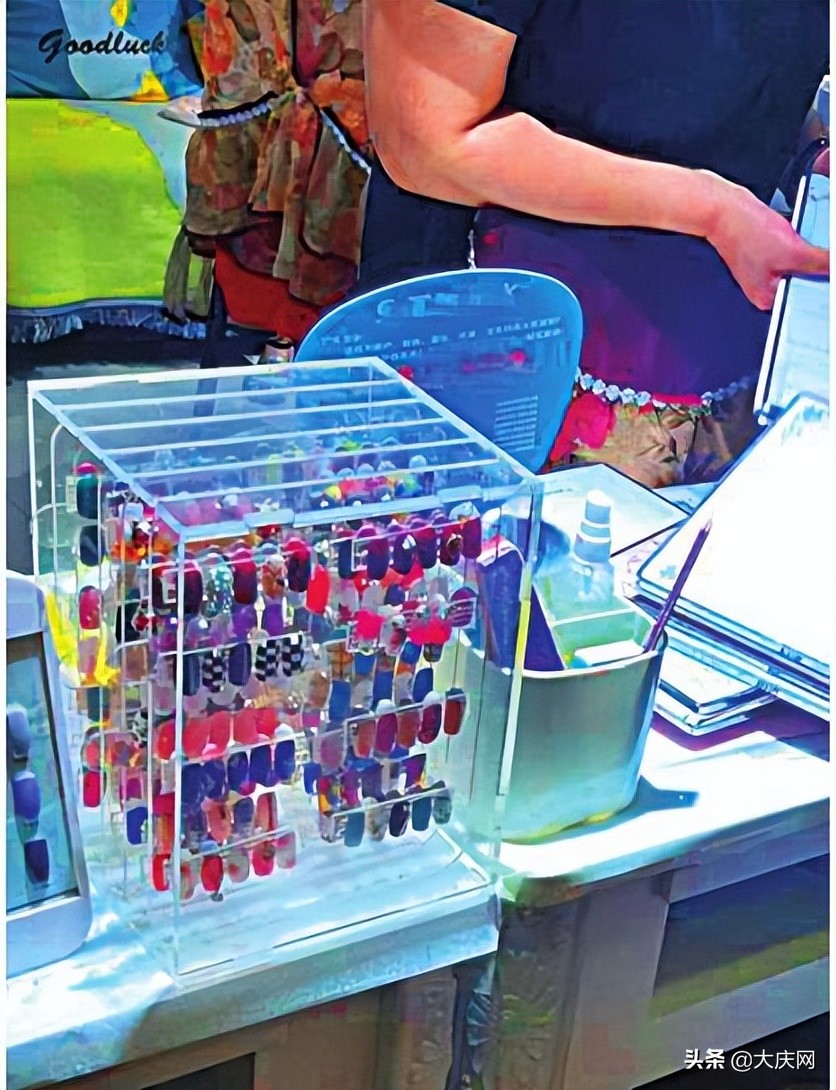 美甲市场里多了低龄美甲族