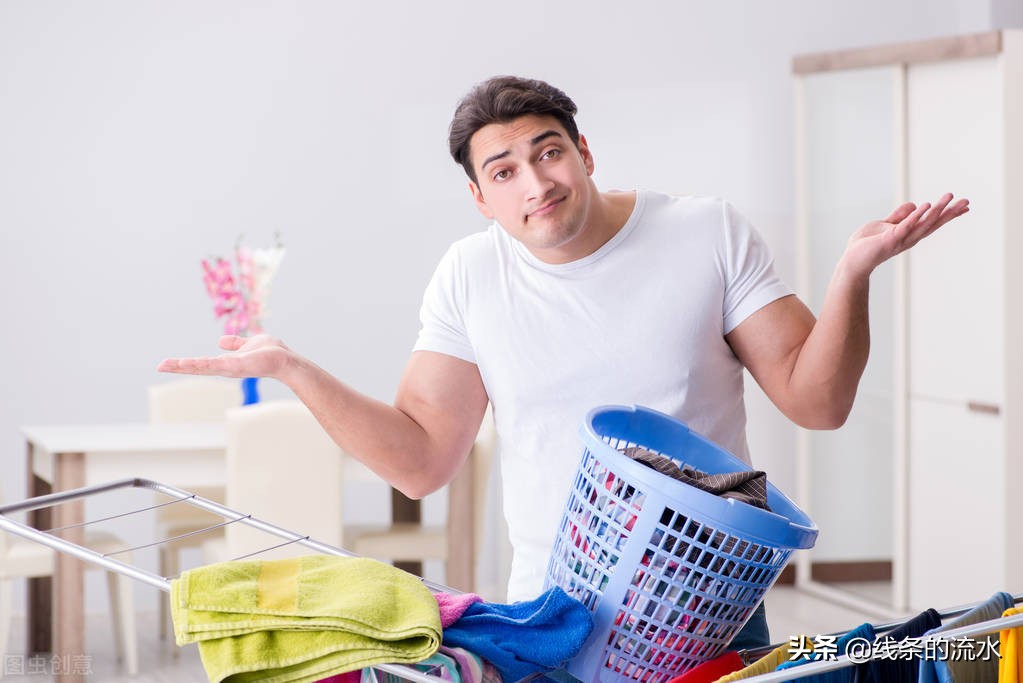 夫妻幽默欢笑：男足，太弱鸡，我怕你学坏！女足，太漂亮，我怕