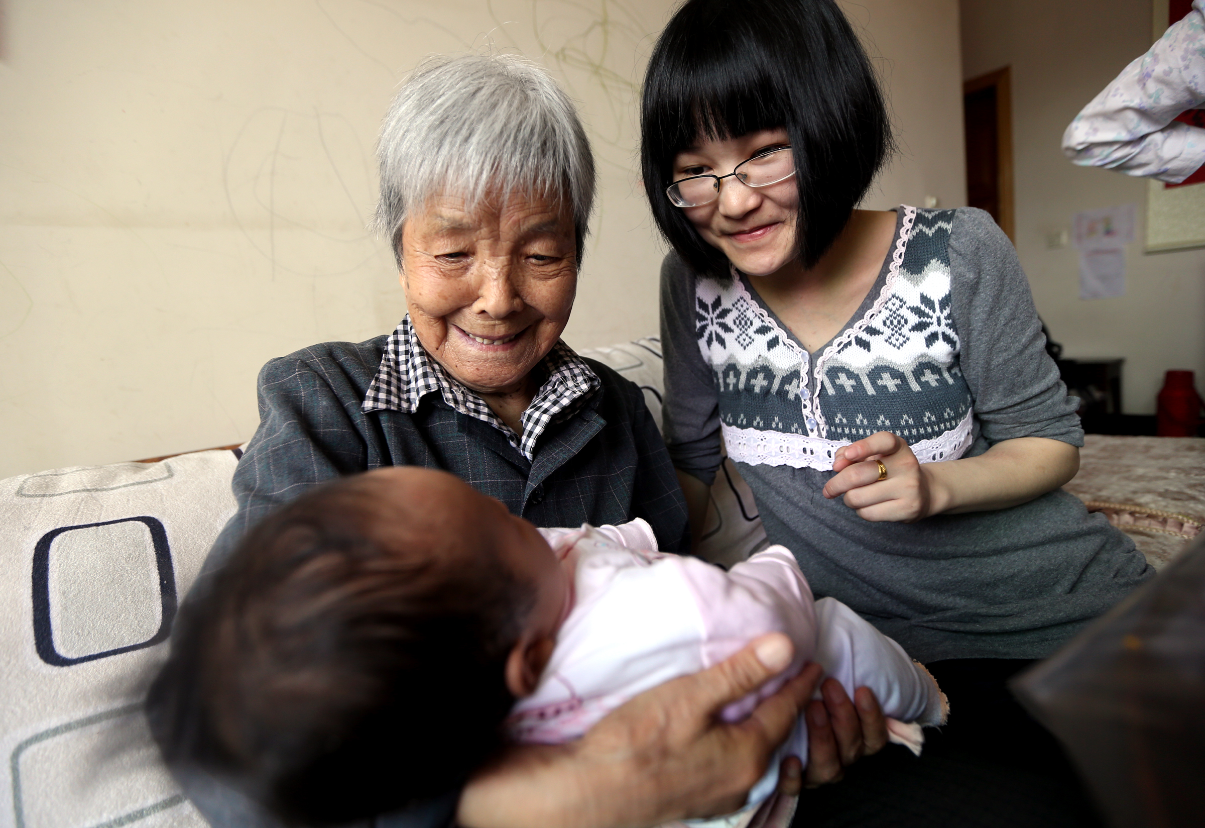 50岁老阿姨在家拍照,70后老阿姨拍照片